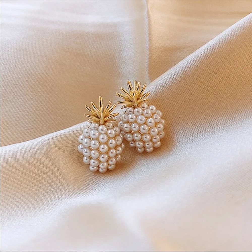 Good pearl pineapple stud earring nwt